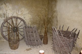 <center>Fort de Bouc. </center>Une caronade est un petit canon développé par la fonderie écossaise Carron à partir de 1779. Par le biais de l'espionnage et des échanges techniques, la France, qui a pu voir à ses dépens l'efficacité de cette nouvelle arme à tir rapide pendant la guerre d'indépendance américaine, mène des études à partir de 1786 (frères Perrier, fonderie de Chaillot) et développe ses propres modèles de carronades, à partir de 1795.
Le gabion : Le mot provient de l'italien gabbione, qui signifie « grosse cage ». Le gabion est originellement un système défensif utilisé pour rapidement protéger une position des tirs d'artillerie ou des balles. Il est apparu vers le XVIe siècle et a été remplacé au XXe siècle par le système du sac de sable, plus simple à créer et à utiliser. Un gabion se compose alors d'un panier en osier rempli de terre et de gravats, destinés à amortir les balles et les éclats. Le gabion fait partie des outils d'attaque et de défense des places fortes utilisés en particuliers à l'époque de Vauban.