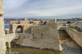 <center>Fort de Bouc. </center>La demi-lune avec ses canons.