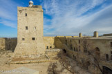 <center>Fort de Bouc. </center>Le phare. Hauteur au dessus de la mer : 32 m.
Taille générale : 28, 50 m.
Hauteur focale : 26, 20 m.
Description : Tourelle cylindrique de 3 m de diamètre construite sur la tour Nord d'un fort.
- Description technique :
1ère optique : 1840 : feu fixe blanc de 4ème ordre.
Autres optiques : 01 janvier 1872 : feu fixe à secteurs blanc et rouge de 4ème ordre. 15 juillet 1904 : feu fixe à secteurs blanc, rouge et vert focale 0, 30 m. 1939 : feu à 2 occultations toutes les 12 secondes, secteurs : 2 blancs, 1 rouge et 1 vert. de focale 0, 30 m de 3/4 d'horizon.