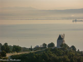 <center>Chapelle Notre-Dame des marins</center> Le moulin, situé un peu plus bas, est plus proche de l'étang de Berre.
Ce moulin est le seul moulin restauré de Martigues. 0 droite, le rocher des trois frères.