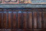 <center>Chapelle de l'Annonciade.</center>Le mobilier de la chapelle. <br>
Il reste peu de chose du mobilier d'origine. Quelques croix et lampes de procession sont exposées à la Galerie de l'Histoire de Martigues. Le reste a dû être fondu ou détruit à la Révolution. Il nous reste les stalles et la porte d'entrée principale en bois. Les stalles en noyer sont des bancs qui permettaient aux pénitents de suivre l'office depuis les banquettes latérales. Elles ont été réalisées entre 1651 et 1655 par un menuisier de Martigues (André Ollivier) et sculptées par un artisan marseillais (Louis Bremiard).