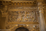 <center>Chapelle de l'Annonciade.</center>Derrière les angelots, on peut apercevoir la tribune aux graffiti. Les murs de la tribune sont couverts de graffiti tracés au fusain, à la sanguine ou à la pointe du couteau. Ces dessins témoignent d'un peu plus de trois siècles de mémoire d'hommes gravés dans la pierre. On accédait à l'étage par un escalier à vis en pierre de taille. La tribune était ouverte sur la nef par deux baies jusqu'à l'installation du retable en 1704.