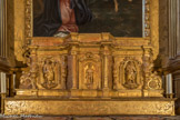 <center>Chapelle de l'Annonciade.</center>Le tabernacle (meuble au-dessus de l'autel abritant le ciboire contenant les hosties) semble avoir été conçu entre 1661 et 1671, période de construction de la chapelle, et remis en place dans l’autel du retable actuel réalisé en 1702 par Étienne et Claude Darbon, maîtres menuisiers de Martigues. A gauche, saint Pierre avec les clefs, au centre, Jésus et à droite, saint Paul avec l'épée.