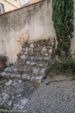 <center>Le rempart de Jonquières.</center>  Les choix de restitution. <br>
Le rempart se trouve actuellement à environ un mètre sous la restitution que l'on peut voir aujourd'hui dans le jardin de L'Annonciade. La réalisation de cette dernière s'est fondée sur les observations topographiques et architecturales effectuées au moment de la fouille. L'emplacement et la direction du mur restitué correspondent exactement à ceux de la portion de rempart authentique. La présentation du mode de construction est faite par l'intermédiaire des deux écorchés situés aux deux extrémités du mur. De même, un soin particulier a été apporté au choix des matériaux : nature pétrographique et modules des blocs, composition et couleur du mortier de liaison.