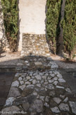 <center>Le rempart de Jonquières.</center> Il était constitué de deux parements de gros blocs bordant un remplissage de moellons et blocs plus petits, le tout maçonné au mortier de chaux. Dans le dispositif fortifié, il correspondait à l'escarpe et était suivi, immédiatement à l'ouest, d'un fossé temporairement en eau, puis d'un talus de contrescarpe.