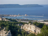 Les « Trois frères », groupe de rochers émergeant de l’eau de l’étang de Berre, près de l’anse de La Mède. Le Canal de Marseille au Rhône construit au début du 20e siècle comprend une section dans l'étang de Berre, la tranchée La Mède-Martigues. La digue de protection passe par le site du rocher des Trois Frères.