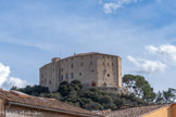 <center>Le château de Meyrargues</center>C'est probablement au Xe siècle qu'une première construction défensive est bâtie sur le site actuel du château. La forteresse est remaniée plusieurs fois, au XVe siècle et au XVIIe siècle. Le propriétaire le plus célèbre du château était Aliénor de Comminges  (1329-1402),  vicomtesse de Turenne, dame de Meyrargues, épouse de Guillaume III Roger de Beaufort. Le fief a ensuite appartenu aux familles provençales des Baux (haut Moyen Âge), d'Allagonia ou d'Alagonia (à partir du XVe siècle), de Valbelle (XVIIe siècle) puis d'Albertas.