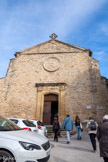 <center>L'église Saint André.</center>Mais cette église s’effondra au
XVIIIe siècle, puis fut reconstruite, au  XVIIIe également. Elle  a subi d'importantes modifications en 1822. <br> A Meyrargues, un petit « troglodyte », petit oiseau discret qui niche dans les trous des murs et des arbres, (ou un roitelet) faisait l’objet d’une drôle de coutume. Le 26 décembre de chaque année, une pétouze était lâchée dans l’église devant de jeunes garçons. Il s’agissait alors de l’attraper, sans lui faire mal, et de la porter jusqu’au château pour l’offrir vivante à la dame du seigneur. Celui qui réussissait était proclamé sur le champ par la foule le « Roi de la Pétouze ». Ce titre lui conférait d’office la présidence des fêtes et des réjouissances pour toute l’année. La pétouze, elle, était ensuite relâchée par la dame.