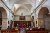 <center>L'église Saint André.</center>Une voûte en arêtes couvre une large nef à chœur plat, à trois travées,  accompagnée de chapelles latérales. Une corniche baroque court le long de la nef, dans le style aixois. Tout comme les piliers, elle est en pierre de Rognes. Entre les pilastres, des arcs en plein cintre donnent sur des
chapelles. Une statue de Saint André se trouve à gauche du choeur. Au fond du choeur, une Vierge à l'Enfant.