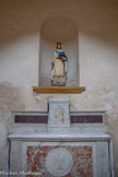 <center>L'église Saint André.</center>Statue de Saint Louis. Sur l'antependium, la croix de Saint André.