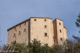 <center>Le château de Meyrargues</center>Le premier seigneur connu de Meyrargues s’appelait Hugues des Baux, sa famille régna pendant 235 ans. En 1291, Hugues III de Baux, pressé par d’impérieux besoins d’argent, céda son bien au comte de Provence, Charles II. Les comtes de Provence inféodent ponctuellement cette seigneurie, alors prospère, pour remercier leurs alliés et vassaux, si bien que la terre de Meyrargues change plusieurs fois de maitres entre 1291 et 1442. En particulier :  1352 à 1362 Guillaume-Roger, comte de Beaufort ; 1362 à 1394 son fils Raymond de Beaufort, vicomte de Turenne ; 1399 à 1427, Jean II Le Meingre dit Boucicaut, maréchal de France qui fit des travaux entre 1406 et 1408. En 1442, le roi René en fait don à Artaluche d'AIagonia, gentilhomme napolitain qui l'avait soutenu pendant les guerres d'Italie. Il restera la propriété de cette famille pendant deux siècles.