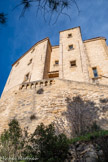 <center>Le château de Meyrargues</center>Les descendants de Léon de Valbelle resteront jusqu'à la Révolution en possession du chateau auquel ils donneront sa configuration actuelle.  Après avoir connu plusieurs propriétaires, cette belle demeure provençale a été, en 1952, transformée en hôtel de luxe. 
Rachetée en 2015 par un fond d'investissement immobilier, elle a été complétement restaurée et divisée en appartements locatifs.