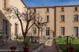 <center>Le château de Meyrargues</center>La cour.