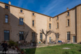 <center>Le château de Meyrargues</center>La cour. 1728 : mariage d'André Geoffroy de Valbelle avec  Marguerite de Valbelle.