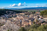 <center>Meyrargues</center>Le village s’étire le long d’une rue principale installée au
XIXe siècle, lors de son agrandissement vers le bas, et
d’une rue plus étroite, mais parallèle, qui fut la rue
principale jusqu’au milieu du XIXe siècle.