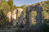 <center>L'aqueduc de la Traconnade</center>Cet aqueduc est considéré par d'aucuns comme une réelle prouesse technique du fait qu'il parcourt 8 kilomètres sous le plateau qui sépare la vallée de l'Arc et celle de la Durance. À la surface, cette galerie est reliée par des puits de creusement allant jusqu'à 80 mètres de profondeur. Son débit était proche de 20 l par seconde. Les parois étaient à l’origine recouverte d’un enduit d’étanchéité de nature variable, d’un à deux centimètres d’épaisseur, parfois teinté en rouge. L’enduit hydraulique encore appelé opus signinum, est vulgairement appellé tuileau ; à base de chaux, sable et brique écrasée, cette dernière pouvant localement être remplacée par de la pouzzolane ; malaxé avec l’eau, il  devient  hydrofuge, très dur après séchage.