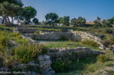 <center>Tholon. </center> Depuis 1998, les recherches menées par les archéologues de la ville de Martigues à Tholon ont exploré ou mis au jour de nombreux vestiges et bâtiments enfouis dans le sol ou immergés dans l'étang de Berre. On peut y découvrir les éléments suivants :
les restes d'une vaste agglomération gallo-romaine, Maritime Avaticorum ;
les ruines très arasées d'une chapelle du XIIIe siècle, dite Sainte-Trinité de Tholon, qui a donné son nom au site actuel ;
plusieurs constructions et aménagements, bâtis entre le XVe et le XXe siècle, liés au captage et à l'usage public de l'eau douce.
