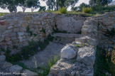 <center>Tholon. </center> Citernes antiques au sol et aux parois recouvertes de béton hydraulique, mises au jour en bordure de l'étang. Transformées en habitations au IIIe s. ap. J.-C, elles sont ensuite remblayées avant la mise en culture du site au Moyen-Age.