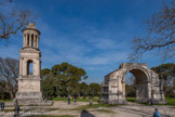 <center>Les Antiques : le cénotaphe des Julii (dit à tort « mausolée ») et l'arc de triomphe de Glanum, ensemble traditionnellement appelé « les Antiques de Saint-Rémy-de-de-Provence ».</center>