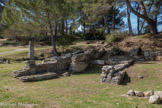 <center>Glanum</center>La cité hellénistique puis latine
Des relations avec le monde grec procurent par la suite aux Claniques une prospérité qui s’est traduite au IIe et au Ier siècle avant J.-C. par l’extension de la zone habitée et la construction d’édifices de type hellénistique'. Puis, dans les toutes premières années du règne d’Auguste (63 avant J.-C. - 14 après J.-C.), Glanum devient une colonie latine. Cet événement est à l’origine de la transformation rapide et profonde de l’urbanisme monumental de la cité. Enfin, la ville ne résiste pas aux invasions alémaniques de 260 et ses habitants l’abandonnent au profit de l’agglomération proche qui deviendra, à l’époque mérovingienne, une possession de l’abbaye Saint-Remi de Reims.