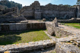<center>Glanum</center>Les thermes. La piscine ou natatio. Au fond, les murs de la curie et de la basilique romaines