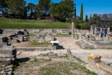<center>Glanum</center>Le marché - macellum - dispose d’une grande entrée, encadrée, à droite par un espace cultuel sacré - sacellum , et à gauchee par une vaste boutique équipée d’un puits. Quatre autres boutiques occupent le fond de la cour bordée d’un portique dorique.