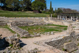 <center>Glanum</center>Maison du capricorne. Cette petite maison hellénistique, devant la palestre et le natatio des thermes, était ornée d'une mosaïque à tête de capridé reposant sur un béton de tuileau parsemé de tesselles noires et d'éclats de pierres.