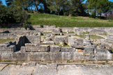 <center>Glanum</center>Maison d'Atys. Elle se trouve à côté du marché. Bâtie au IIe siècle avant J.-C.,elle  fut occupée pendant près de cinq siècles et connut de nombreux remaniements. Elle porte le nom d'Attis / Atys, parèdre de la déesse Cybèle, en raison d'un relief en marbre trouvé lors des fouilles. La maison avait un impluvium et un puits avec une margelle en bordure de trottoir et des bancs de pierre. Il s'agissait probablement d'une schola, salle de réception du collège des Dendrophores, associée au temple voisin.