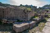 <center>Glanum</center>Les influences grecques se manifestent de différentes façons à partir du IIème siècle avant notre ère, par exemple avec l’emploi du grand appareil. Les romains utilisèrent le petit appareil.