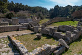<center>Glanum</center>La maison de Sulla. Située dans un ancien quartier d’habitation hellénistique, cette maison fut recouverte à l'époque romaine par la construction de la basilique. Les décors peints et les mosaïques ont ainsi pu être conservés. La maison doit son nom ï une inscription en tesselles vertes portée sur la mosaïque à motifs géométriques noirs et blancs, aujourd'hui déposée, qui décorait son salon. Il était écrit CO SVLLAE, sans doute le nom du propriétaire.