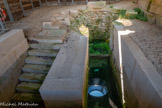 <center>Glanum</center>Le puits sacré à dromos de trois mètres de diamètre est daté de la fin IIe siècle av. J.-C.. Il est accessible par un escalier de trente-sept marches qui descendait jusqu'au niveau de l'eau. Malgré le caractère sacré du petit sanctuaire, les bâtiments d'origine ont été détruits et le puits recouvert lors de la construction du premier forum romain sur le même site au Ier siècle av. J.-C.
