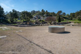 <center>Glanum</center>Le forum avec l'ouverture du puits à dromos. Le forum augustéen.
De forme simple et ouvert le premier forum a été identifié grâce aux imposantes fondations de sa basilique et aux traces de son portique. Sa construction a suivi de peu l’élévation de la ville au statut d'oppidum Latinum.<br> Le deuxième forum. 
Délimitant une large place, il est composé de deux portiques, de la basilique reconnaissable par les fondations de ses colonnes, du tribunal et de la curie, salle abside d’assemblée des notables de la ville.