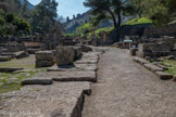 <center>Glanum</center>A droite, le rempart : ses murs défensifs sont constitués de blocs en grand appareil et s'appuient sur des murs d'enceinte protohistoriques. Au centre, une porte charretière et une porte piétonne cantonnée d'une tour permettaient l'accès au sanctuaire. À l'époque romaine, cette porte a été transformée en entrée d'honneur.
