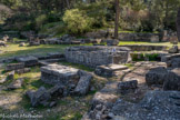 <center>Glanum</center>Fontaine triomphale romaine. Elle adosse son bassin rectangulaire à une abside semi-circulaire surmontée d’une niche. La fontaine était habitée de sculptures chargées d’une symbolique clairement triomphale : des prisonniers gaulois genoux à terre et des trophées.. La fontaine était alimentée par une canalisation en plomb qui prenait certainement naissance dans l’un des bassins de captage alimentés par l’aqueduc de Peirou.