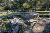 <center>Glanum</center>Fontaine triomphale romaine. Au niveau de ce bassin rectangulaire qui servait de fontaine publique, les archéologues
ont découvert des sculptures représentant des gaulois agenouillés, les mains liées
derrière le dos et des cuirasses militaires romaines. Ces représentations, en plein
coeur de la cité, viennent rappeler au peuple sa romanité et sa soumission à
l’Empire romain