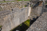 <center>Glanum</center>La source sacrée. La source et ses vertus curatives ont fait la réputation et la richesse de la ville. À l'origine, il s'agissait simplement d'un bassin creusé dans la roche. Au IIe siècle av. J.-C., elle était couverte d'un bâtiment avec une façade décorative de pierres en forme d'écailles de poisson.