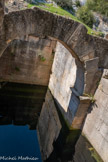 <center>Glanum</center>La source sacrée. Et, si ce culte à Glan est intégré par les Romains, le culte de l’eau sacrée se trouve néanmoins romanisé par l’association de dieux issus du Panthéon romain : Valetudo, déesse romaine de la santé, et Hercule, héros romain incarnant la force et le courage, dont les
sanctuaires se trouvent de part et d’autre de la source.