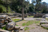 <center>Glanum</center>Le sanctuaire d’Hercule. Les restes d'une petite chapelle consacrée à Hercule, gardien des sources, sont situés près de la source. Contre les murs, l'archéologue Henri Rolland a découvert six autels à Hercule et le torse d'une grande statue d'Hercule, haute de 1,3 m, tenant un vase d'eau, évidemment l'eau de la source Glanum. L'inscription sur la base de la statue indique qu'elle a été placée en remerciement pour le retour en toute sécurité du tribun