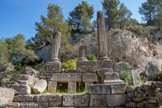 <center>Glanum</center>On peut lire sur un des gros blocs de pierre sous une des colonnes, la dédicace 