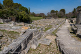 <center>Glanum</center>La rue principale.  Les boutiques. Succédant à la destruction de l’ensemble monumental, un quartier d’habitations modestes de type hellénistique, maisons à cour centrale, s’est développé dans cette zone. La maison de Sulla et la maison aux deux alcôves sont caractéristiques de ce type de construction.