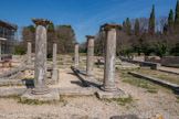 <center>Glanum</center>Maison des antes. Elle doit son nom aux deux pilastres surmontés de chapiteaux corinthiens, appelés antes. Cette maison hellénistique à péristyle est nommée en raison des deux pilastres (piliers carrés crénelés de section carrée appelés en français « antes », du latin antæ), surmontés de chapiteaux d'ordre corinthien. La maison des antae ou antes a été conçue dans le style des maisons grecques du pourtour méditerranéen, à deux étages, avec trois ailes et un péristyle de douze colonnes toscanes, dont sept ont pu être remontées, construit autour d'un petit bassin alimenté par l'eau de pluie du toit, puis, le trop plein se verse dans une citerne située en dessous, dont l’écoulement permettait le nettoyage des latrines.  Péristyle et bassin (impluvium).