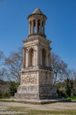 <center>Le mausolée des Julii.</center>Face Est : scène de bataille non précisée. Face Sud : scène inspirée par la guerre mythique entre les Grecs et les Amazones, on y voit un guerrier prendre des trophées d'un adversaire mort. Inscription entre la frise et la clé de voûte, face à l'arc de triomphe