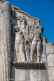 <center>L'arc de triomphe de Glanum.</center>Face nord, droite. A gauche et à droite de la baie, deux couples symétriques de Gaulois et Gauloises sont enchaînés à un poteau qui constitue un trophée. Les attitudes sont douloureuses mais dignes.