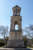<center>Le mausolée des Julii.</center>Face Sud : scène inspirée par la guerre mythique entre les Grecs et les Amazones, on y voit un guerrier prendre des trophées d'un adversaire mort. Inscription entre la frise et la clé de voûte, face à l'arc de triomphe : « SEX(tus) M(arcus) L(ucius) IVLIEI C(aii) •F(ilii) PARENTIBVS SVEIS 
Sextus, Marcus et Lucius , fils de Caius Julius, pour leurs parents » 
Leur nomen Julius indique que les défunts sont des Gaulois dont un ancêtre a acquis la citoyenneté romaine en servant dans l’armée romaine, probablement sous Jules César ou éventuellement sous Auguste. Selon l’usage, cet ancêtre a pris le nom de famille de celui qui lui a accordé la citoyenneté, -Julius dans ce cas.