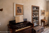 <center>Monastère Saint-Paul-de-Mausole</center>Chambre du docteur Schweitzer. Le lien entre Albert Schweitzer (1875-1965) et la ville de Saint-Rémy commence le 27 mars 1918, quand le docteur et son épouse Hélène entrent dans le camp d’internés civils alsaciens et lorrains de Saint-Paul-de-Mausole. En effet, afin de satisfaire aux exigences de sécurité nationale, l’ancien monastère, alors hôpital psychiatrique, avait été réquisitionné en 1915 par l’État, pour faire de sa partie nord un lieu de concentration et de surveillance des prisonniers politiques.