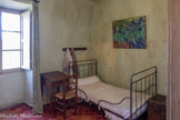 <center>Monastère Saint-Paul-de-Mausole</center>Chambre de Vincent Van Gogh. Au fur et à mesure qu’évoluent les connaissances de la maladie mentale, on ouvre le champ des soins pour l’instant non médicamenteux. ’est dans ce contexte que Vincent Van Gogh arrive le 8 mai 1889. Peintre méconnu, il est surtout célèbre pour s’être coupé l’oreille deux mois plus tôt en pleine crise. Pris en charge par le docteur Peyron, précurseur de l’art-thérapie, il laisse tout de suite Van Gogh s’adonner à son art. Le lendemain, l'impressionniste va peindre “Les Iris”, tableau iconique. Il y aura 143 autres etoiles peintes en un an.