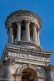 <center>Le mausolée des Julii.</center>Partie supérieure. Un petit temple rond à colonnes dit tholos couronne le monument. Cette partie supérieure se rattache au monde céleste, par la forme symbolique ronde de la tholos. Elle abrite les statues du défunt et probablement de son fils. Ils sont appelés les togati, debout et dignes, revêtus de la toge, emblème de la citoyenneté romaine qu'ils ont obtenue grâce à l’exploit illustré sur les bas-reliefs du premier niveau.