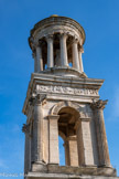 <center>Le mausolée des Julii.</center>Partie intermédiaire.
Quatre piliers disposés en carré supportent des arcades, et forment ainsi un tétrapyle (arc à quatre ouvertures). Les arches sont décorées avec des têtes protectrices de Méduse. Le sommet de cette structure est décoré d’une frise de créatures marines (des tritons) entourant un disque solaire central, sur chaque face Est, Sud et Ouest, la face Nord étant dépourvue de disque solaire. 
Cette partie intermédiaire fait la transition avec le monde terrestre qu’elle quitte après la fureur des batailles, et se termine par sa frise haute en frontière du monde des vivants, bordé par l’océan (symbolisés par les créatures marines) sur ses quatre points cardinaux.