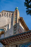 <center>Château des Bormettes.</center>Les choix décoratifs obéissent à 2 logiques : souligner la modénature du bâti d'origine avec des motifs répétitifs ou attirer l'œil sur des emplacements clés de l'architecture par des rappels Renaissance ou orientaux. La chapelle s’orne de pinacles palmiformes évoquant la faïence égyptienne ancienne. Des fleurs alors phares de l'horticulture locale comme les lys immaculés entourent un ordre en ciment armé.