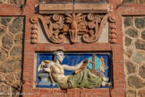 <center>Château des Bormettes.</center>Bas-relief en terre cuite émaillée d'André Allar et Ferdinand Gaidan. Le Travail, ou plutôt L'Indusrie, illustre les activités minières du domaine.